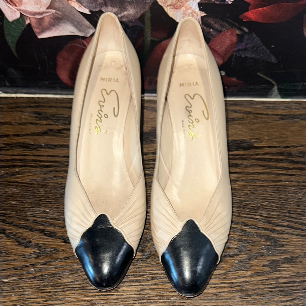 True Vintage Classic Cream & Black leather Pump